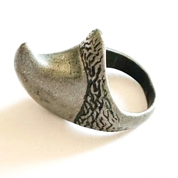 Large Unique Vintage Pewter Claw Horn Shaped Ring 11